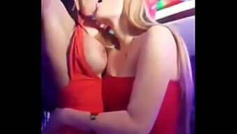 Sensuele Ontmoeting Tussen Twee Prachtige Vrouwen, Elisa Sanches En Een Hete Blondine