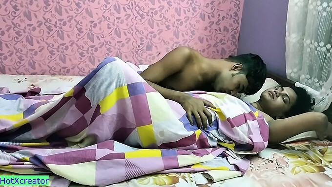 Pertemuan Larut Malam Yang Panas Dengan Ibu Rumah Tangga India Yang Berpenis Besar!