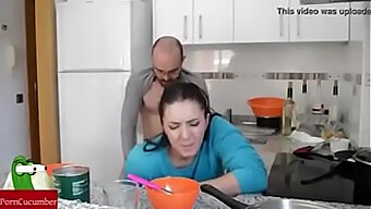 Femme Mature Se Fait Baiser Par Son Mari Dans La Cuisine