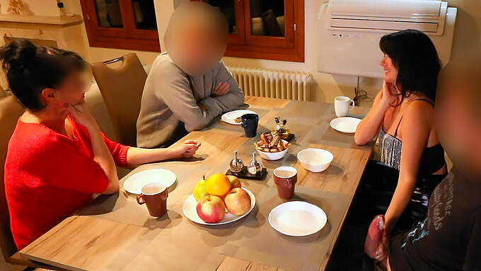 Una Milf Tedesca Mostra Il Suo Cazzo Gigante In Un Ristorante