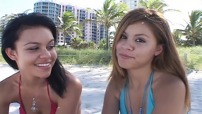 Twee Babes Op Het Strand Van Miami Delen Een Grote Lul In Een Wilde Orale Ontmoeting