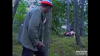 Trekanteventyr I Skogen Med Dobbel Penetrasjon Og Ansiktsbehandling