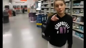 Une Coquine Fait Une Pipe À Walmart