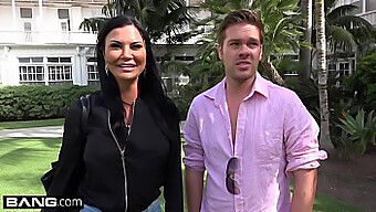 Jasmine Jae, O Frumusețe Matură Cu Clitoris Străpuns Și Sâni Mari Naturali, Se Bucură De Expunerea Publică La Plajă