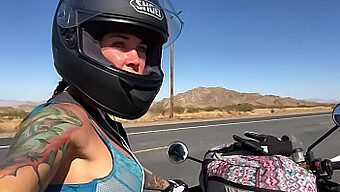 A Aventura Ao Ar Livre De Felicity Feline Em Uma Motocicleta Com Tatuagens Visíveis E Seios Amplos