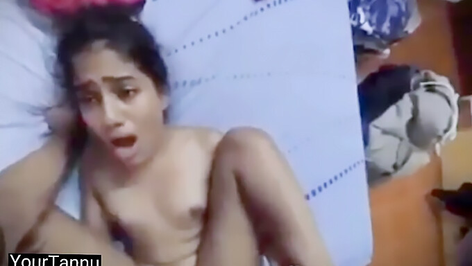 Bhabhi India Panas Menikmati Seks Hardcore Dengan Pacarnya Di Kamar Hotel, Audio Eksplisit Termasuk