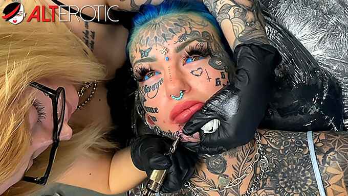 Uma Mulher Tatuada Deslumbrante Recebe Uma Nova Tatuagem Facial No Reality Show.