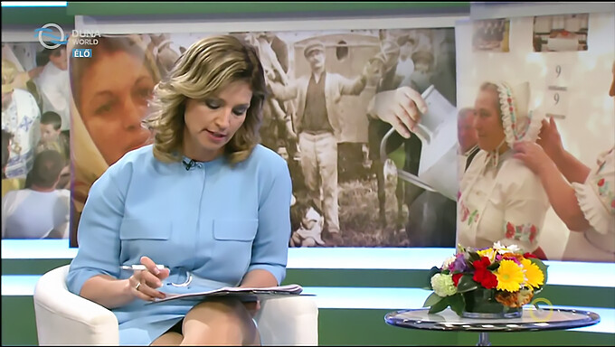 Gazda Tv Maghiară Blondă Eva Novodomszky Își Arată Picioarele Și Picioarele Ademenitoare