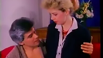 Video Vintage Cu Fata Lui Harry Care Oferă Plăcere Orală În Lenjerie Intimă