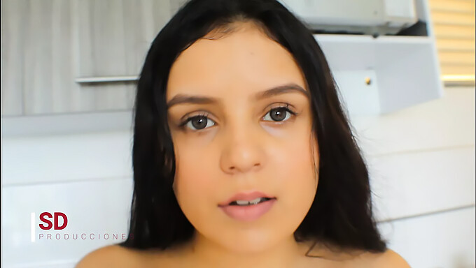 Aku Mencicipi Melanie Me Ayuda Con Mis Ropas Y Luego Me Enseña Una Buena Sucio - Porno En Español