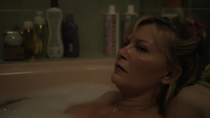 Kirsten Dunst의 매혹적인 욕조 장면, 자연스러운 아름다움이 공개됩니다